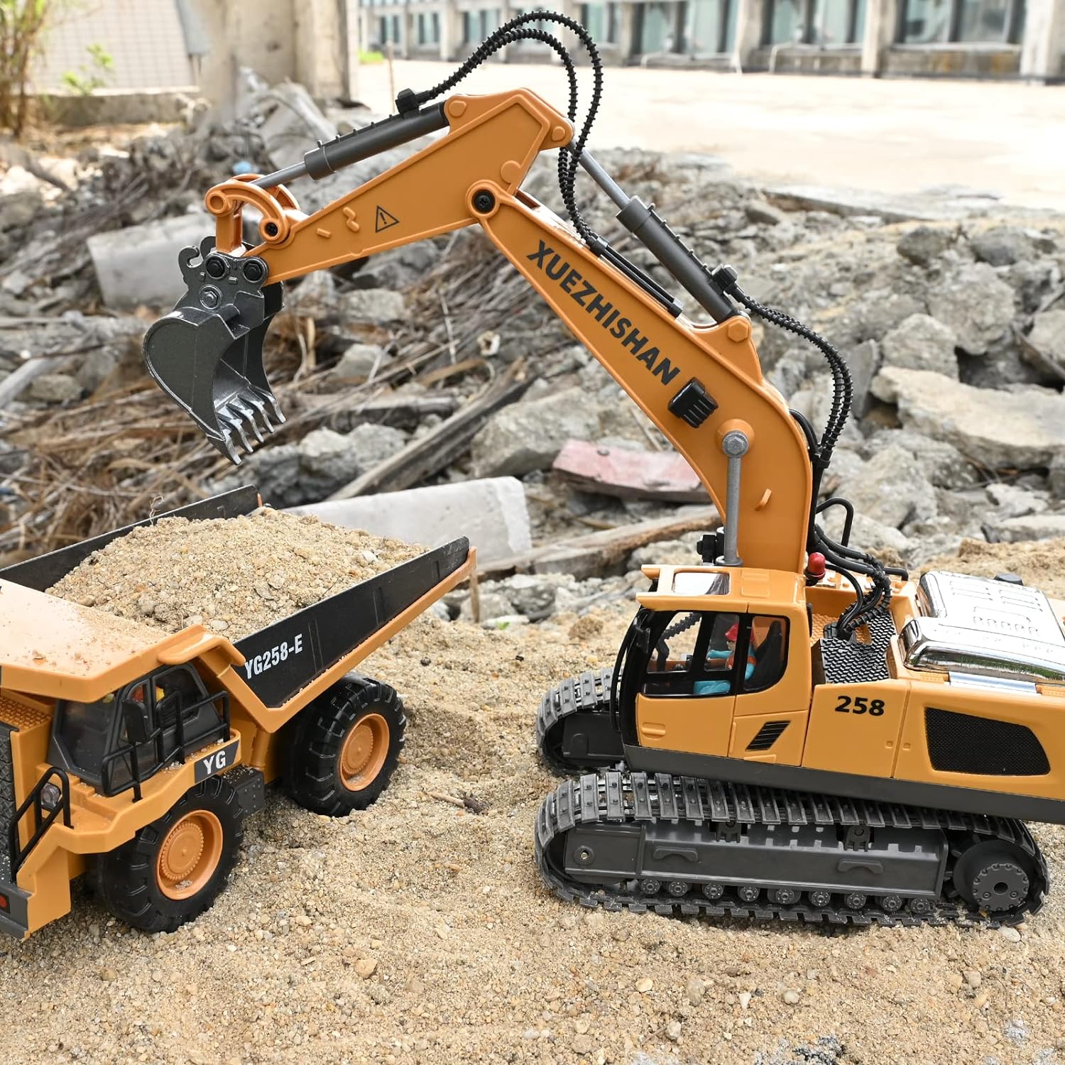 Jouet d'Excavatrice Télécommandée | Excavatrice RC à 680° avec 2 Batteries, Pelle en Métal, Lumières/Sons pour Enfants de 3 à 8 Ans