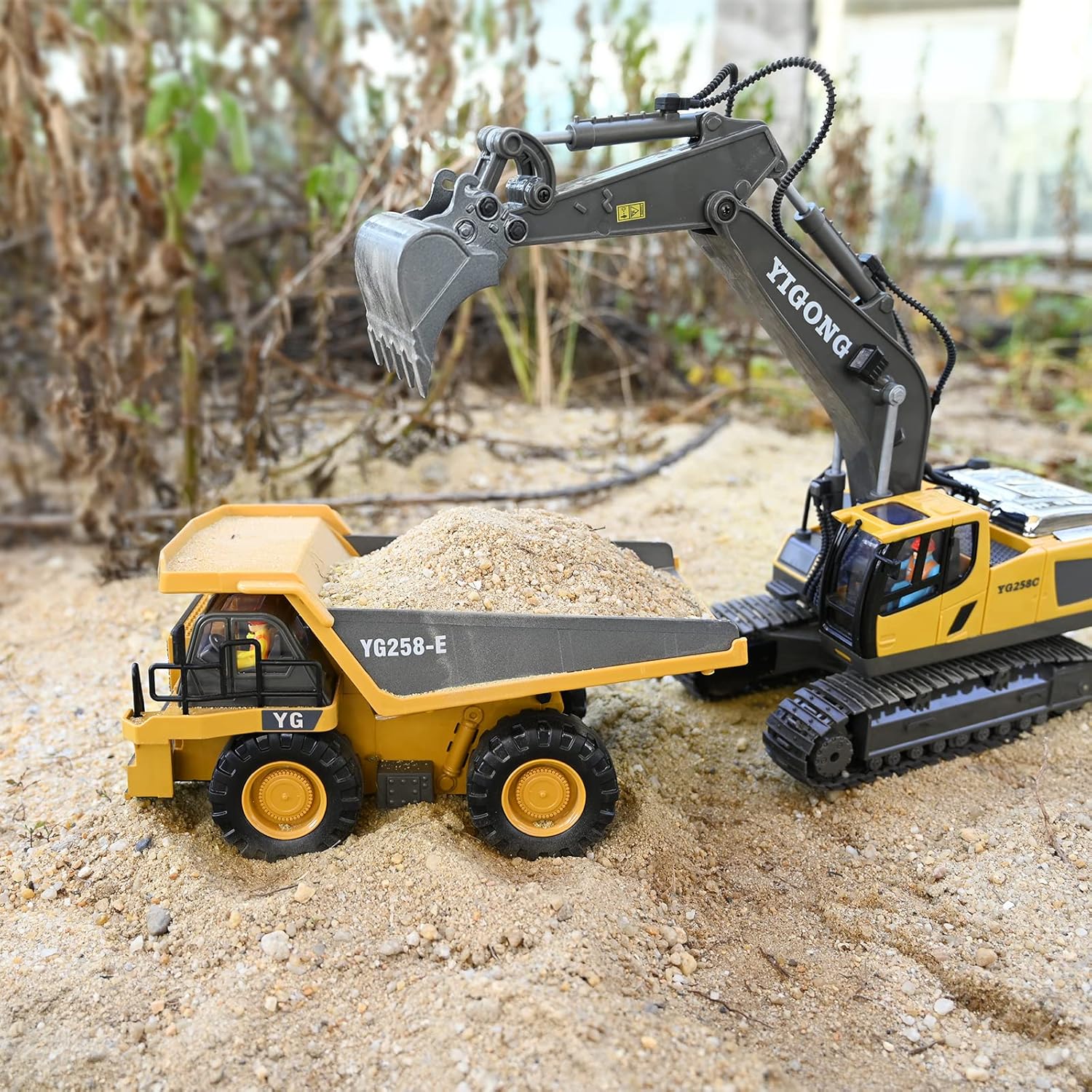 Jouet d'Excavatrice Télécommandée | Excavatrice RC à 680° avec 2 Batteries, Pelle en Métal, Lumières/Sons pour Enfants de 3 à 8 Ans